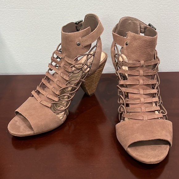 Vince Camuto VC-EVEL Smoke Taupe Silk Goat Tublar Ela Size 7.5 - Picture 3 of 16